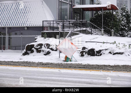 Bellevue, WA, USA. 4 Feb, 2019. Bellevue ist eingeschneit. Es gibt nur sehr wenige Autos und Fußgänger auf den Straßen Stockfoto