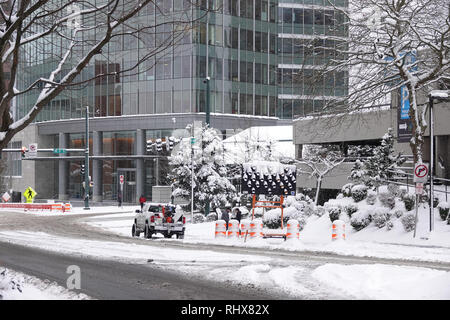 Bellevue, WA, USA. 4 Feb, 2019. Bellevue ist eingeschneit. Es gibt nur sehr wenige Autos und Fußgänger auf den Straßen Stockfoto