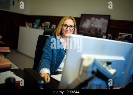 Berlin, Deutschland. 22 Jan, 2019. Margarete Koppers, Attorney General von Berlin, sitzt an ihrem Schreibtisch im Büro der Berliner Generalstaatsanwalt in Ihrem Büro. (Dpa-Geschichte-Clan Kriminalität in Berlin vom 05.02.2019) Credit: Gregor Fischer/dpa/Alamy leben Nachrichten Stockfoto