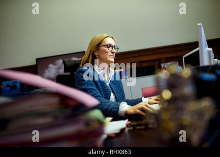 Berlin, Deutschland. 22 Jan, 2019. Margarete Koppers, Attorney General von Berlin, sitzt an ihrem Schreibtisch im Büro der Berliner Generalstaatsanwalt in Ihrem Büro. (Dpa-Geschichte-Clan Kriminalität in Berlin vom 05.02.2019) Credit: Gregor Fischer/dpa/Alamy leben Nachrichten Stockfoto