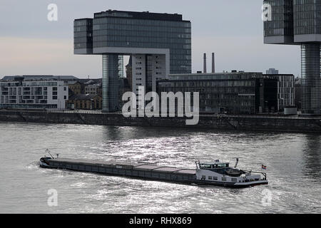 04. Februar 2019, Nordrhein-Westfalen, Köln: ein Binnenschiff überquert den Rhein. Auf einer Pressekonferenz am 05.02.2019, die Generaldirektion für Wasserstraßen und Schifffahrt kommentierte die dauerhaft niedrigen Wasserstand im Jahre 2018, die Reduktion von Emissionen und Infrastruktur Maßnahmen am Rhein. Foto: Oliver Berg/dpa Stockfoto