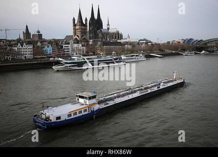 04. Februar 2019, Nordrhein-Westfalen, Köln: ein lastkahn überquert den Rhein vor der Kathedrale. Auf einer Pressekonferenz am 05.02.2019, die Generaldirektion für Wasserstraßen und Schifffahrt kommentierte die dauerhaft niedrigen Wasserstand im Jahre 2018, die Reduktion von Emissionen und Infrastruktur Maßnahmen am Rhein. Foto: Oliver Berg/dpa Stockfoto