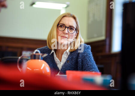 Berlin, Deutschland. 22 Jan, 2019. Margarete Koppers, Attorney General von Berlin, sitzt an einem Tisch in Ihrem Büro im Büro der Berliner Generalstaatsanwalt. (Dpa-Geschichte-Clan Kriminalität in Berlin vom 05.02.2019) Credit: Gregor Fischer/dpa/Alamy leben Nachrichten Stockfoto