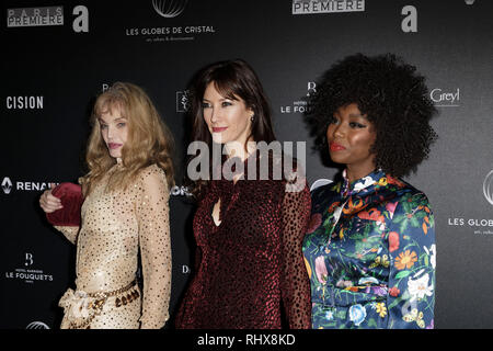 Paris, Frankreich. 4 Feb, 2019. Arielle Dombasle, Mareva Galanter und Inna Modja nehmen an der 14. Crystal Globes Zeremonie am Salle Wagram, am 4. Februar 2019 in Paris, Frankreich. Quelle: Bernard Menigault/Alamy leben Nachrichten Stockfoto