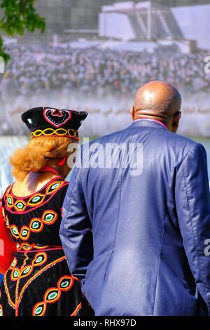 Sheikh Zayed Sports City, Abu Dhabi, VAE - 5. Februar, 2019: Devotees Paare während Papst Franziskus Besuch in Abu Dhabi, VAE. Credit: Fahd Khan/Alamy leben Nachrichten Stockfoto