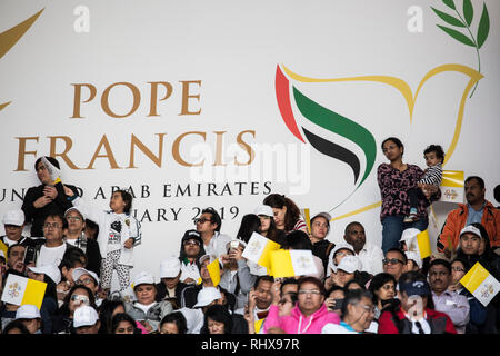 Abu Dhabi, Vereinigte Arabische Emirate. 05 Feb, 2019. Die Menschen warten auf die Ankunft von Papst Franziskus im Zayed Sports City Stadium. Der Papst ist der erste Papstbesuch in der Arabischen Halbinsel. Credit: gehad Hamdy/dpa/Alamy leben Nachrichten Stockfoto