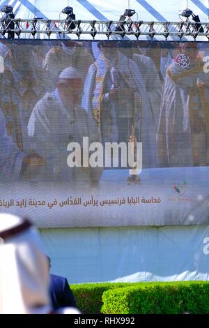 Sheikh Zayed Sports City, Abu Dhabi, VAE - 5. Februar, 2019: Anhänger beobachten Papst Franziskus auf Bug screen bei seinem Besuch in Abu Dhabi, VAE. Credit: Fahd Khan/Alamy leben Nachrichten Stockfoto