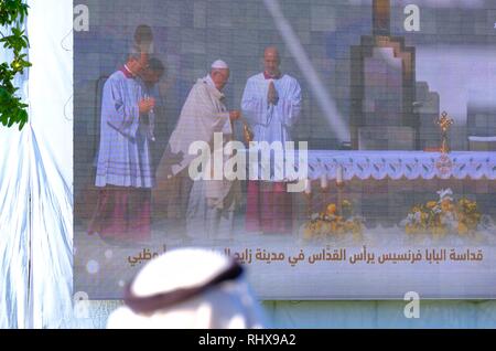 Sheikh Zayed Sports City, Abu Dhabi, VAE - 5. Februar, 2019: Anhänger beobachten Papst Franziskus auf Bug screen bei seinem Besuch in Abu Dhabi, VAE. Credit: Fahd Khan/Alamy leben Nachrichten Stockfoto