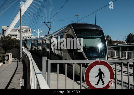 Jerusalem, Israel. 4. Februar, 2019. Eine Straßenbahn auf der Jerusalem rote Linie steigt die Calatrava Akkorde Brücke. Die Jerusalemer Stadtteil Planen und Bauen Ausschuss gab eine "grünes Licht" für neue light rail Route, die blaue Linie, drei Jahre der Beratungen über den Abschluß, die genaue Route. Credit: Nir Alon/Alamy leben Nachrichten Stockfoto