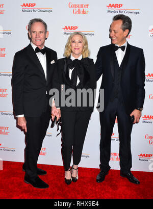 Los Angeles, USA. 04 Feb, 2019. Catherine O'Hara, Bo Welch, Richard E. gewähren, nimmt an der 18. jährlichen AARP Filme des Magazins für Erwachsene Auszeichnungen im Beverly Wilshire Hotel Vier Jahreszeiten am Februar 04, 2019 in Beverly Hills, Kalifornien. Credit: Tsuni/USA/Alamy leben Nachrichten Stockfoto