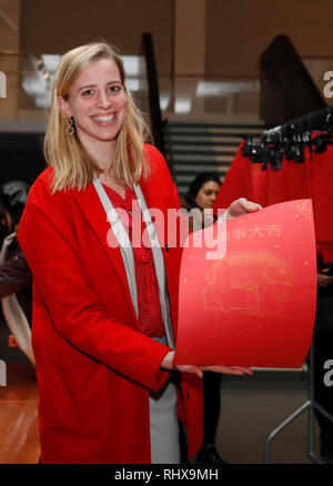 Peking, China. 30 Jan, 2019. Ein Besucher reagiert während der Feierlichkeiten zum chinesischen Neujahrsfest im Science Museum in London, Großbritannien auf Jan. 30, 2019. Credit: Han Yan/Xinhua/Alamy leben Nachrichten Stockfoto