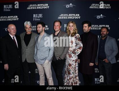 HOLLYWOOD, Los Angeles, CA, USA - 04. Februar: Larry Miller, Sam Elliott, Aisan Turner, Robert D Krzykowski, Caitlin Fitzgerald, Ron Livingston und Rizwan Manji kommen an der Los Angeles Premiere von RLJE Filme'' Der Mann, der Hitler getötet und dann Bigfoot" am ArcLight Hollywood Kinos, am 4. Februar 2019 in Hollywood, Los Angeles, Kalifornien, USA. (Foto von David Acosta/Image Press Agency) Stockfoto