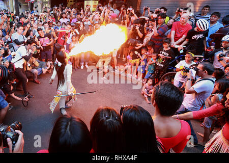 Manila, Philippinen. 5. Februar, 2019. Ein feuerspucker führt während der Feiern zum chinesischen Neujahrsfest in Manila auf den Philippinen, Feb 5, 2019. Credit: rouelle Umali/Xinhua/Alamy leben Nachrichten Stockfoto