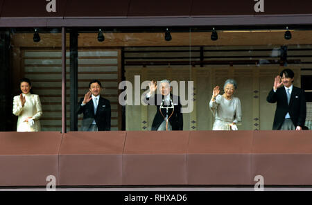 Tokio, Japan. 2 Jan, 2012. Kaiser Akihito und Kaiserin Michiko tausende Grüße von Gratulanten aus hinter der kugelsichere Glasscheibe des Kaiserlichen Palastes Balkon während der Generalaudienz ist ein neues Jahr in Tokio am Montag, 2. Januar 2012. Sie Verbinden auf der linken Seite sind Kronprinz Naruhito und seine Frau Prinzessin Masako. Prinz Akishino ist auf der rechten Seite. Credit: Natsuki Sakai/LBA/Alamy leben Nachrichten Stockfoto