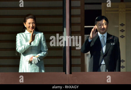 Tokio, Japan. 2 Jan, 2012. Kronprinz Naruhito und seine Frau, Prinzessin Masako, angezeigt werden, bevor einige 78.700 Gratulanten auf dem Balkon des Imperial Palace während der Generalaudienz ist ein neues Jahr in Tokio am Mittwoch, 2. Januar 2012. Credit: Kaku Kurita/LBA/Alamy leben Nachrichten Stockfoto