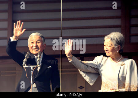 Die japanischen Kaiser Akihito und Kaiserin Michiko Show gut - Wünsche für die Feiern zum neuen Jahr im Imperial Palace in Tokyo Japan 2 Jan 2013. Credit: motoo Naka/LBA/Alamy leben Nachrichten Stockfoto