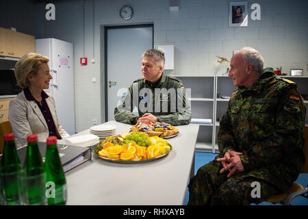 05. Februar 2019, Estland, Ämari: Ursula von der Leyen (CDU), Minister für Verteidigung, sitzt neben Gordon Schnitger (M), Oberstleutnant und bedingte Führer des deutschen Kontingents in Ämari und Joachim Rühle, Stellvertretender Admiral und der stellvertretende Generalinspekteur, vor der Sitzung am Militärflugplatz in Ämari, Estland. Zusammen mit den anderen NATO-Partnern, die deutschen Piloten sind der Schutz der Luftraum über den Baltischen Staaten bis Ende April. Fünf Eurofighter Kampfjets und rund 160 Soldaten wurden in Estland für die Mission übertragen. Von der Leyen hatte am Tag vor dem Deutschen sol besucht. Stockfoto