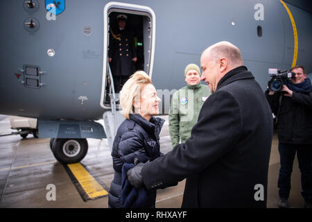 05. Februar 2019, Estland, Ämari: Jüri LUIK, Minister für Verteidigung der Republik Estland, erhält Ursula von der Leyen (CDU), Minister für Verteidigung, auf dem Militärflugplatz in Ämari, Estland. Zusammen mit den anderen NATO-Partnern, die deutschen Piloten sind der Schutz der Luftraum über den Baltischen Staaten bis Ende April. Fünf Eurofighter Kampfjets und rund 160 Soldaten wurden in Estland für die Mission übertragen. Von der Leyen hatte am Tag vor der deutschen Soldaten, die auf der Militärbasis Rukla in Litauen besucht. Foto: Arne Bänsch/dpa Stockfoto