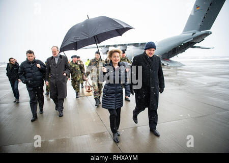 05. Februar 2019, Estland, Ämari: Ursula von der Leyen (CDU), Minister für Verteidigung, läuft neben Jüri LUIK (r), Minister für Verteidigung der Republik Estland auf dem Militärflugplatz in Ämari, Estland. Hinter Ihnen ist Christoph Eichhorn (3. von links), der deutsche Botschafter in Estland. Zusammen mit den anderen NATO-Partnern, die deutschen Piloten sind der Schutz der Luftraum über den Baltischen Staaten bis Ende April. Fünf Eurofighter Kampfjets und rund 160 Soldaten wurden in Estland für die Mission übertragen. Von der Leyen hatte den Tag besucht, bevor die deutschen Soldaten auf der Militärbasis Stockfoto