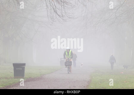 Northampton. Großbritannien am 5.Februar 2019. Eine misty Start in den Tag für Hund Wanderer und Radfahrer in Abinton Park. Credit: Keith J Smith./Alamy leben Nachrichten Stockfoto