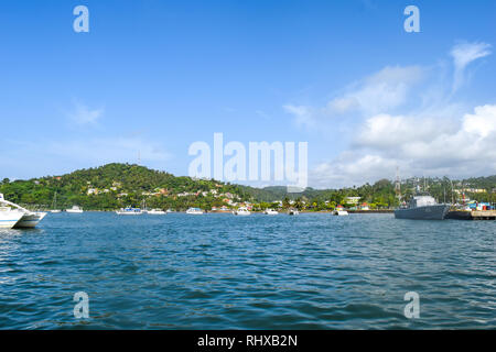 Samana Hafen Blick vom Meer mit vielen Boote, Dominikanische Republik Stockfoto