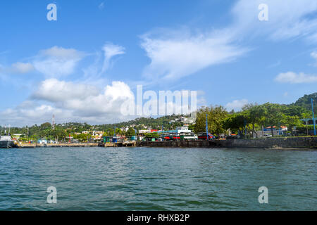 Samana Hafen Blick vom Meer mit vielen Boote, Dominikanische Republik Stockfoto