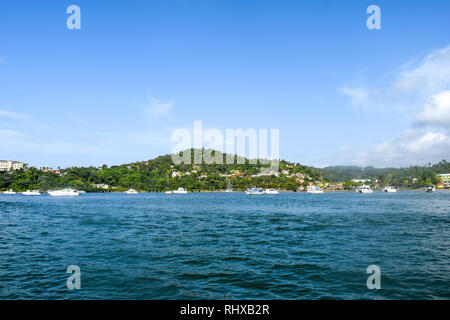 Samana Hafen Blick vom Meer mit vielen Boote, Dominikanische Republik Stockfoto