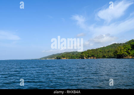 Blick über den Ozean auf einer tropischen Insel in der Dominikanischen Republik Stockfoto