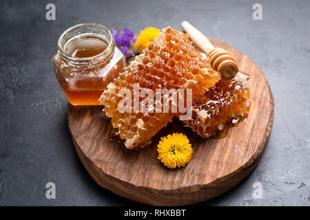Waben, Blumen und Glas Honig. Frische natürliche Rohstoffe Honig Stockfoto