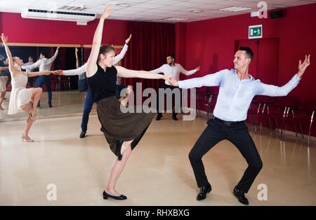 Nach tanzende Paare genießen aktiv Boogie-woogie in modernen Studio Stockfoto