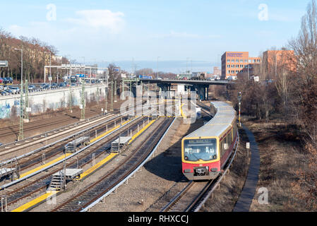 Berlin, Deutschland - Januar 28, 2019: Ansicht eines fahrenden S-Bahn im Berliner Bezirk Charlottenburg, Deutschland. Stockfoto