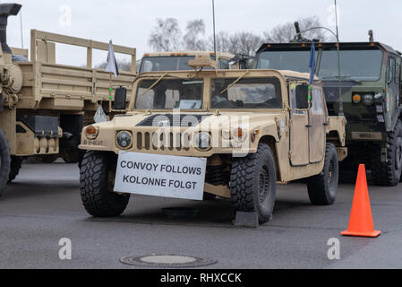 Burg, Deutschland - Februar 1, 2019: Der Befehl Fahrzeug der US-Armee Militärkonvoi in der Clausewitz-Kaserne der Bundeswehr in Burg Germ geparkt Stockfoto