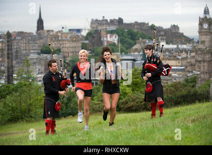 Liz McColgan, Nieve Jennings und die Red Hot Chilli Pipers fördern die Rock'n'Roll Edinburgh Halbmarathon auf Calton Hill, Edinburgh. L-R Stuart Ca Stockfoto