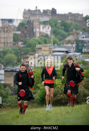 Liz McColgan, Red Hot Chilli Pipers fördern die Rock'n'Roll Edinburgh Halbmarathon auf Calton Hill, Edinburgh. L-R Stuart Cassells, Liz McColgan, D Stockfoto