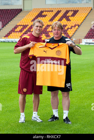 Neue motherwell FC Unterzeichnung, Nicky Gesetz wird Fir Park enthüllt mit Manager Stuart McCall. Lenny Warren/Warren Medien07860 830050 01355 229700 Lenny Stockfoto