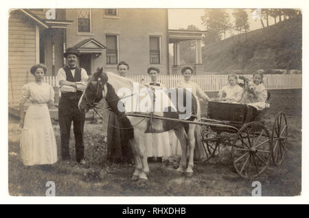 Edwardian Postkarte von Dienern außerhalb Neu posing - erbaute Grand House mit den Kindern, kleinen Mädchen, aus dem Hause in ein Pony und Trap, USA sitzen, um 1910, 1915 Stockfoto