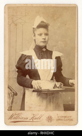 Viktorianische Carte de Visite von Victorian Parlour Maid, viktorianischer Diener, mit einem Tablett, mit einer Teetasse drauf, William Hull Studio, Upper Clapton, London, vom September 1894 Stockfoto