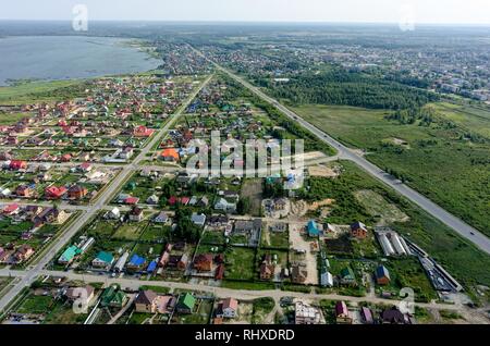 Borovskiy, Russland - August 2, 2015: Vogelperspektive vom Hubschrauber auf die ländliche Straße in Borovskiy Dorf. Region Tjumen Stockfoto
