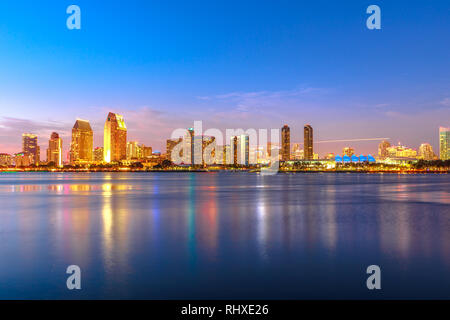 Panoramablick auf die Landschaft von San Diego Skyline mit beleuchteten Wolkenkratzer in der Bucht von San Diego bei Dämmerung wider. Bezirke von Marina skyline Stockfoto