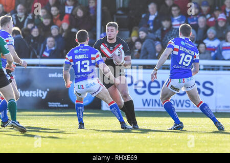 3. Februar 2019, Trailfinders Sportplatz, London, England; Betfred Super League, Runde 1, London Broncos vs Wakefield Trinity; Nathan Mason (18) von London Broncos ist von Tyler Randell angegangen (13) Wakefield Trinity Credit: Craig Thomas/News Bilder Stockfoto