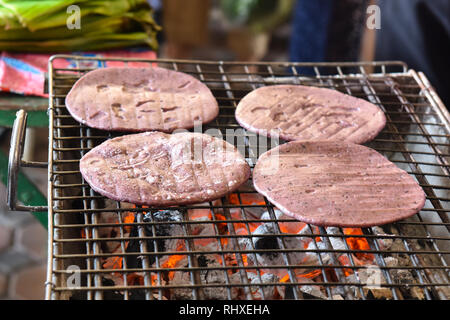 Frau, die traditionelle Lesen bean Pfannkuchen, Freitag Morgen Markt, Chiang Mai Stockfoto