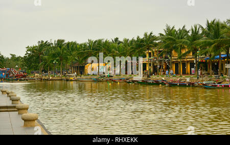 Hoi An, Vietnam - 20. Dezember 2017. Die Thu Bon Fluss fließt durch die historischen UNESCO Handel Hafen von Hoi An in Quang Nam Provinz, V Stockfoto