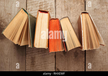 Verschiedene alte Bücher über Holz- Hintergrund, Konzept von Wissen, Freizeit, Universität noch Leben Stockfoto