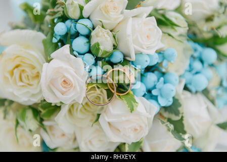 Blumenstrauß. Der braut Bouquet. Brautstrauß. Floristik. Trauringe. Wedding Bouquet aus verschiedenen Farben. Stockfoto