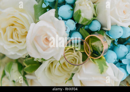 Blumenstrauß. Der braut Bouquet. Brautstrauß. Floristik. Trauringe. Wedding Bouquet aus verschiedenen Farben. Stockfoto