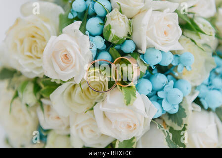 Blumenstrauß. Der braut Bouquet. Brautstrauß. Floristik. Trauringe. Wedding Bouquet aus verschiedenen Farben. Stockfoto