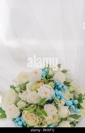 Blumenstrauß. Der braut Bouquet. Brautstrauß. Floristik. Trauringe. Wedding Bouquet aus verschiedenen Farben. Stockfoto