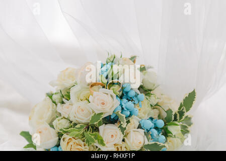 Blumenstrauß. Der braut Bouquet. Brautstrauß. Floristik. Trauringe. Wedding Bouquet aus verschiedenen Farben. Stockfoto