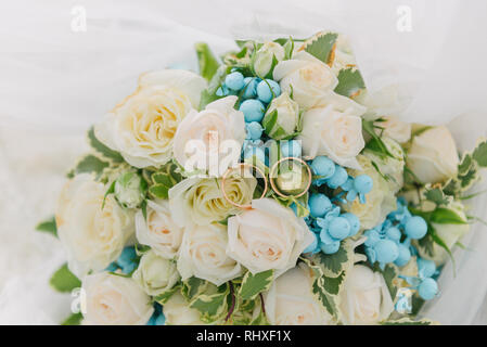 Blumenstrauß. Der braut Bouquet. Brautstrauß. Floristik. Trauringe. Wedding Bouquet aus verschiedenen Farben. Stockfoto