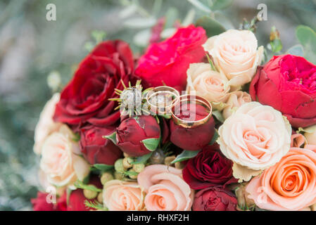 Blumenstrauß. Der braut Bouquet. Brautstrauß. Floristik. Trauringe. Wedding Bouquet aus verschiedenen Farben. Stockfoto